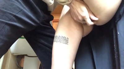 اسکول کے باتھ روم میں squirt، ایک حقیقی جھاگ دار orgasm - میرے استاد نے اپنی پوری کوشش کی۔